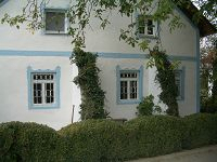 Drei Fenstergitter nach historischer Vorlage an einem alten Bauernhaus. Verzinkt und lackiert